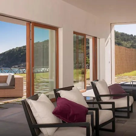 A Seafront Hideaway With Spectacular Water Views *