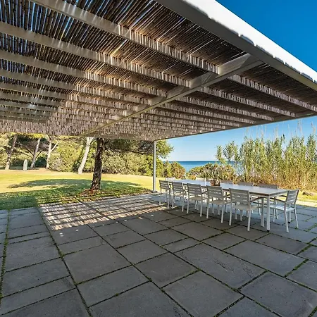 A Seafront Hideaway With Spectacular Water Views Casa de Férias *