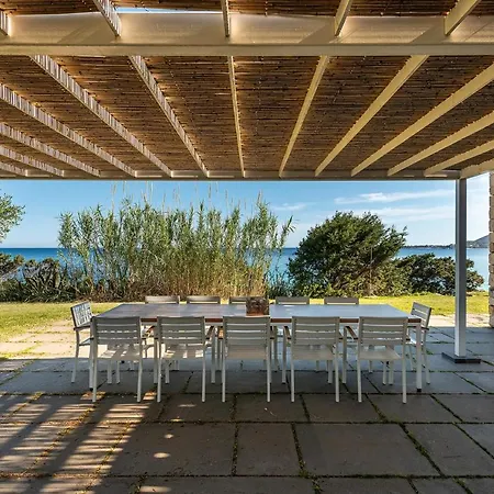 A Seafront Hideaway With Spectacular Water Views Casa de Férias *