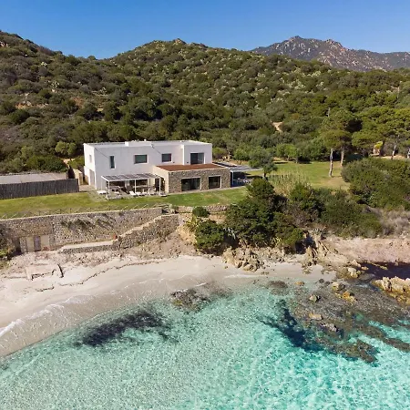 A Seafront Hideaway With Spectacular Water Views Casa de Férias