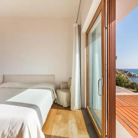 A Seafront Hideaway With Spectacular Water Views *